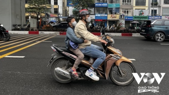 Không đội mũ bảo hiểm cho con: Phụ huynh ngại hay không sợ bị phạt?