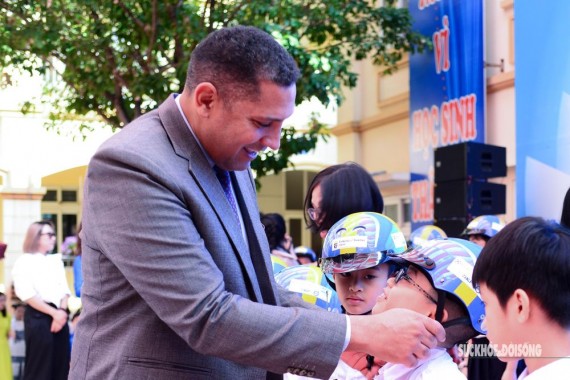 Đại sứ Thụy Điển trao 1000 mũ bảo hiểm cho học sinh Thủ đô