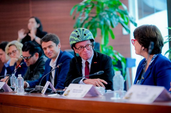 Greig Craft, Người sáng lập và Chủ tịch của Quỹ AIP, ủng hộ việc sử dụng mũ bảo hiểm xe máy chất lượng